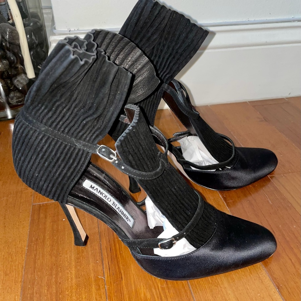Authentic Manolo Blahnik Ruffled Pumps - Picture 3 of 10